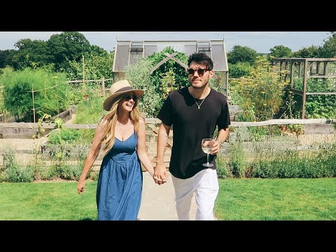 Tour Of Mums Garden & Family Lunch | Vlogust Day 4