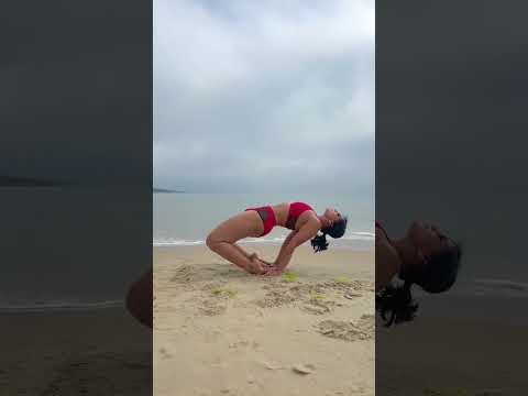 Beach yoga poses 😍