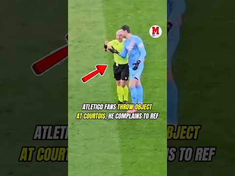 🚨 Thibaut Courtois complains to the ref after bringing him an object thrown by Atlético Madrid fans