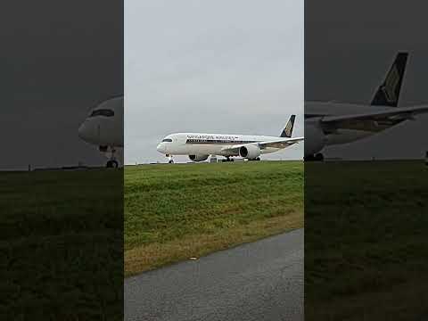 Airbus A350 Singapore Airlines on runway 23L/05R.