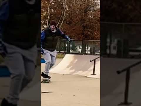 The landing though 🤙🏽😅#skateboarding #skateboarding #skatepark #micdup #youtubeshort