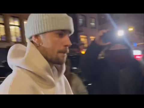 Justin Bieber mad at paparazzi swarming him on the streets of New York