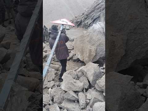 Heavy landslide in ladakh at changla pass #changlapass #ladakh #landslide