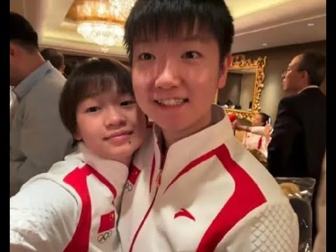 全红婵集齐国乒全员！婵妹与马龙樊振东孙颖莎等合影，还亲了陈梦