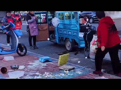 “本是同根生，相煎何太急”，两摆摊女子胡扔食材，鸡蛋碎一地！