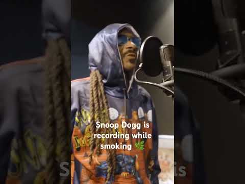 Snoop Dogg is recording while smoking 🚬 #rap #snoopdogg #trending #shortvideo