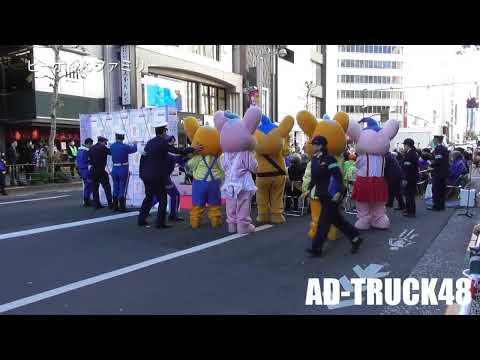 横断歩道を渡る実演をするピーポくんファミリー総出の交通安全イベント！