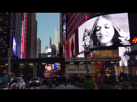 Welcome 2025 New Year-lively Scene in Times Square before Crystal Ball Drops迎接2025新年-水晶球落下前时代广场的热络场景