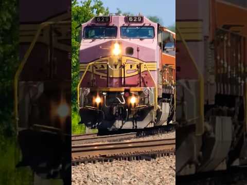 WHOA!! OLD SCHOOL WARBONNET LEADS A MANIFEST! #railroad #bnsfrailroad #trains