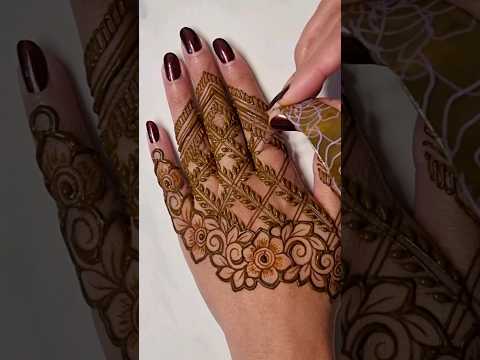 Try this beautiful henna design for your next occasion ✨️ #henna #mehndi #mehndidesign