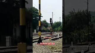 SUDAH HIJAU @KH.Izqil_Channel #keretaapi #indonesia #train #keretaberbendera #railfans #shorts