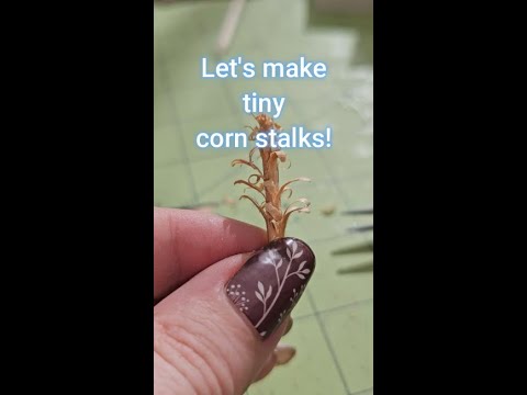 DIY miniature corn stalk 🌽🐦‍⬛ #shorts #miniatures #diorama #dollhouse