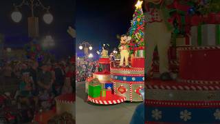 Mickey and Minnie in Disneys Christmas Parade! 🤩 #mickeysverymerrychristmasparty #christmas