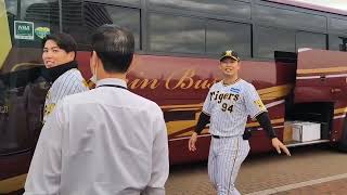 阪神タイガース🐯優勝パレードin神戸。終了後移動中の岡田監督・選手たちを間近で見れた🙌ラッキー