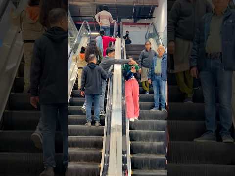 Varmala prank 💝 on Escalator #shorts #bhojpuri #love #shortvideos #triendigprank #prankvideo