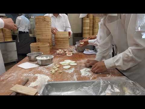 Taiwan Restaurant: Din Tai Fung at Taipei 101 (making dumplings)