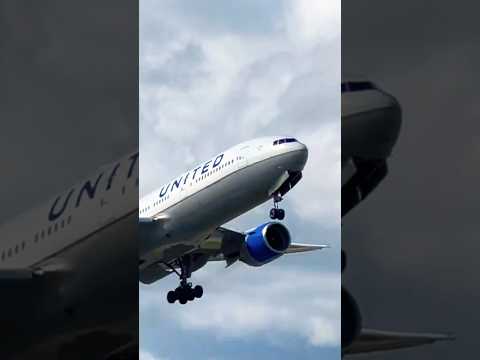 United despegando de Barcelona #planespotting #aviation #youtubeshorts #remix #shorts #short #bcn