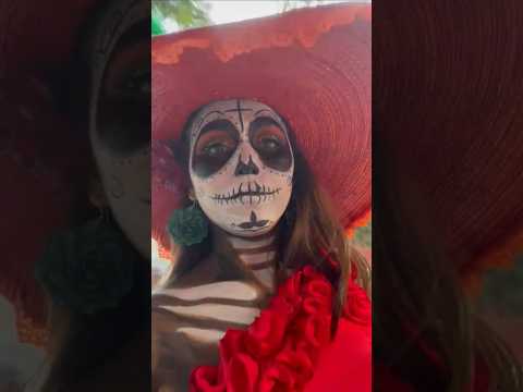 Las catrinas de vestido Rojo también salieron a las calles este 2 de Noviembre.