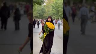 Hijabi girl giving free flowers 🌺🌹 #arabic #cat #muslimah #love #abayahijab