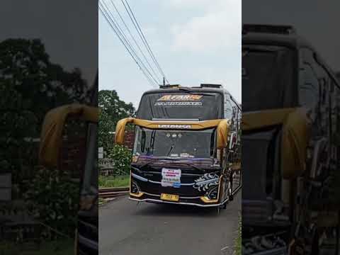 Membasuri!! Bus Latansa membasuri di JPL 716 Sedayu