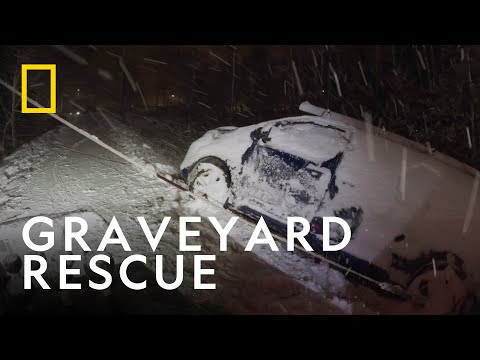 A Spooky Rescue | Ice Road Rescue | National Geographic UK