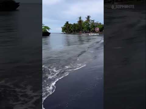 The black sand beach was our favorite! 🖤