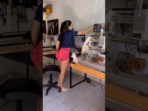 Ela esculpiu uma cabeça de madeira na cnc router