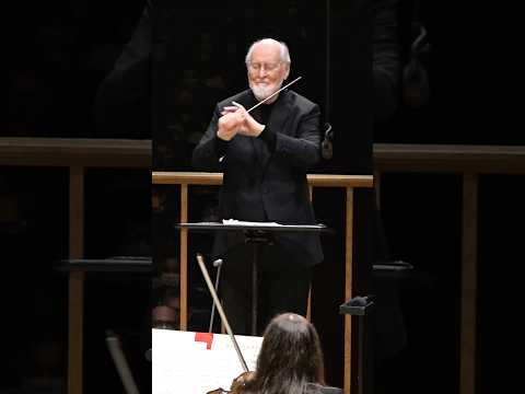 For this version of the Imperial March from Star Wars, John Williams conducts the @bostonsymphony 🤩