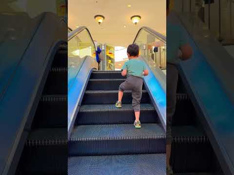 😀Hilarious cute baby riding the #escalator alone👮🏻😜