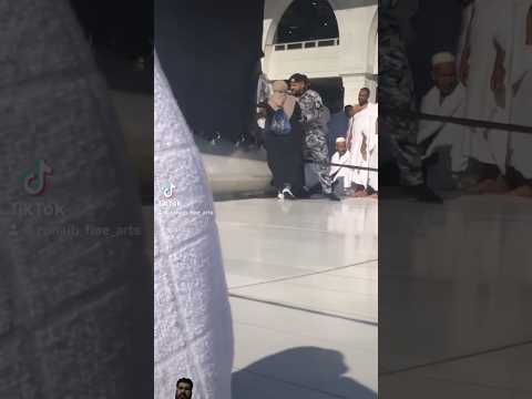 Makkah Live : A Young Women Tries To Kiss Hijrah E Aswad But Police Did Not Let Her 🥹