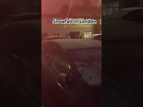 Nighttime snowfall  in London 🇬🇧❄️🌨️☃️ #shortsvideo #snow #snowfall #london