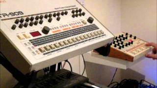 Jomox XBase09 vs Roland TR-909