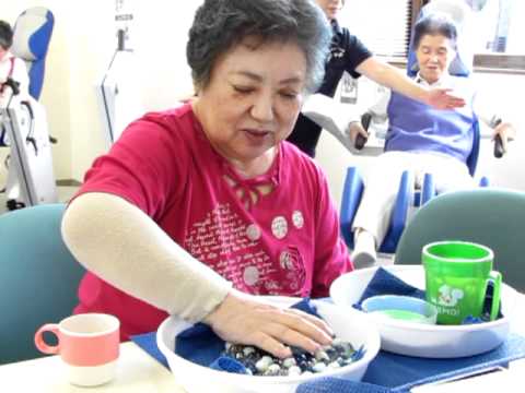 リハステーションとやの（新潟市）ビー玉つかみ