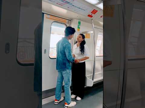 Cute couple 😍 in metro #shorts #song #shortsfeed #short #triendigprank #reaction #ytshortsindia #yt