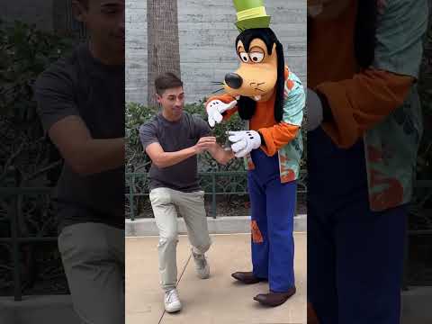 GOOFY PULLED THE SWORD FROM THE STONE AT DISNEY WORLD but was kinda silly