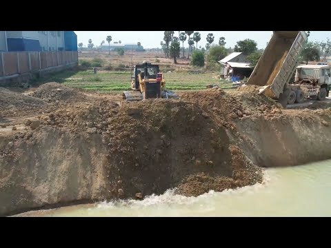 Mighty Road Canal Building Machine Komatsu D60P Pushing Soil Drop To Water, 10wheel Truck Unloaded