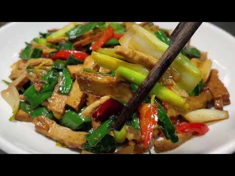 The chef teaches you the homely method of stir-fried pork with garlic sprouts and dried tofu. The st