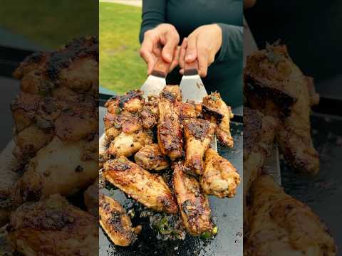 Salted pepper wings on my Blackstone griddle #youtubeshorts #griddle #outdoorcooking