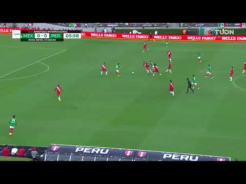 México | H. Lozano recibiendo al pie y no al espacio vs. Perú