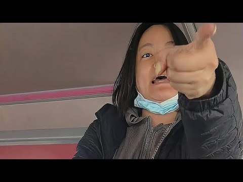 山东女子不让别人翘腿！这一排坐我全买了：“把他给我弄下去！”