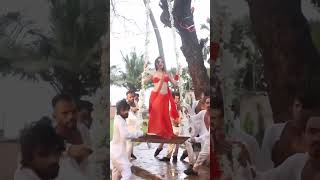 Urfi Javed FALLS of a swing during the shoot of her song Haye Haye Ye Majboori 😱#shorts #urfijaved