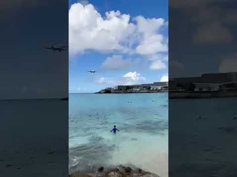 Plane flys too low!⚠️#aviation #stmartin #beach