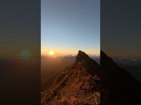 今の時期しか見れない、紅葉した石鎚山の御来光があまりにも絶景過ぎる件