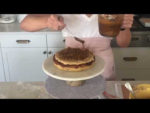 Banana Caramel Biscoff Cake