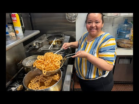 Haciendo Chicharrónes de Harina