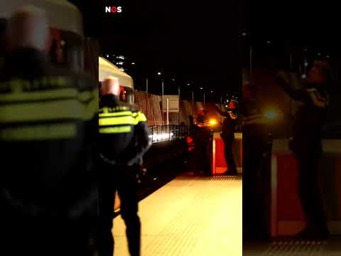 Man vlucht voor politie, beklimt dak metrostation