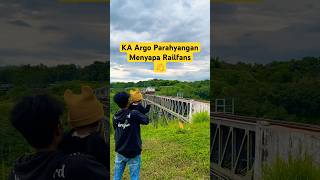 Ketika Argo Parahyangan menyapa Railfans👋 #keretaapi #ytshorts #railfans #4u #lewatberanda #kai121