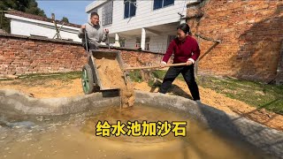 給池子裏鋪上沙石，水一下渾濁了不少，晚上吃小魚小蝦好下飯