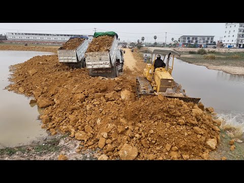 Nice skill Operator Dozer Pushing Dirt Komatsu D31P 5ton Truck Unloading