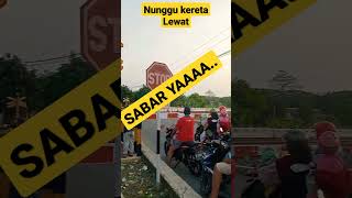 NUNGGU KERETANYA LEWAT KOK LAMA YA